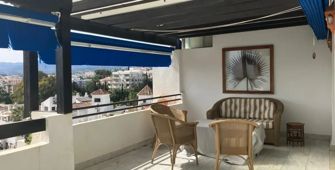 Sale of middle floor apartment in Puerto Banús 9