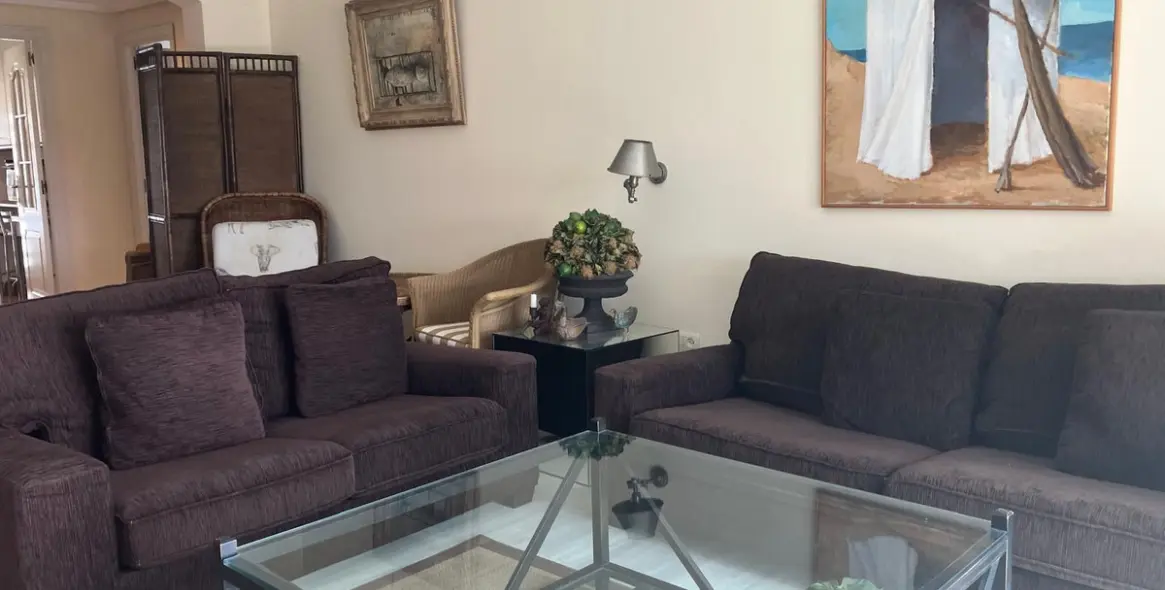 Sale of middle floor apartment in Puerto Banús 11
