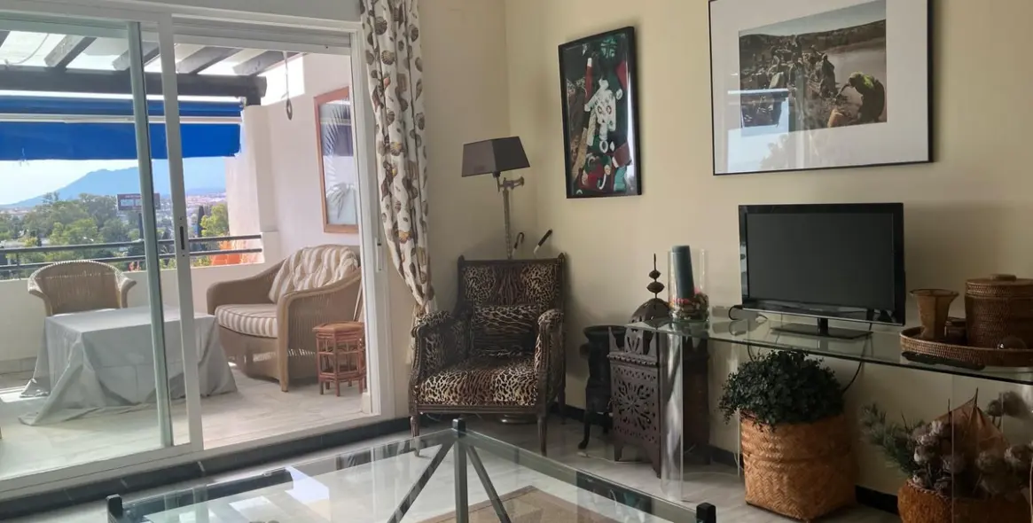 Sale of middle floor apartment in Puerto Banús 13