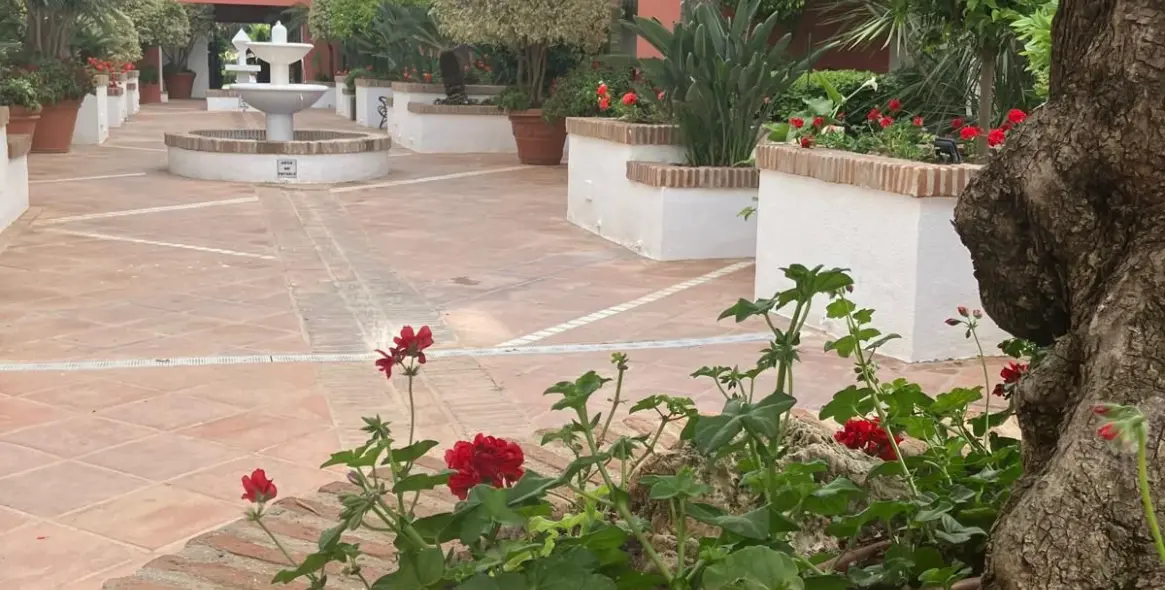 Sale of middle floor apartment in Puerto Banús 24