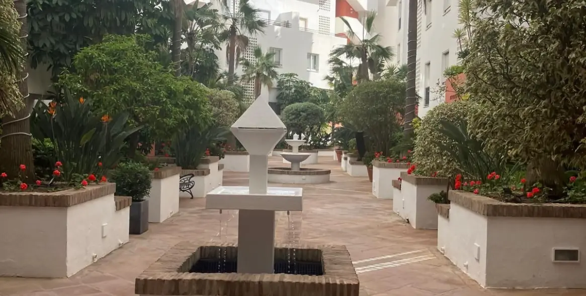 Sale of middle floor apartment in Puerto Banús 25
