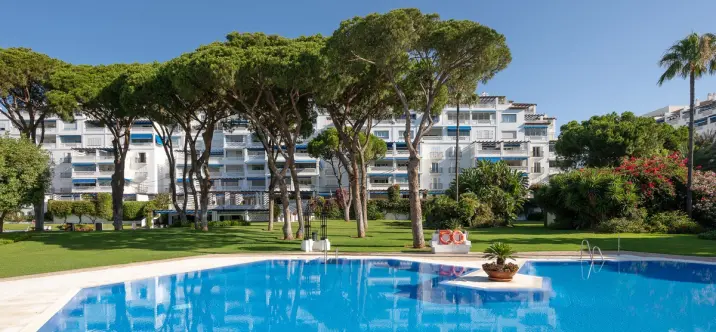 Sale of middle floor apartment in Puerto Banús 0