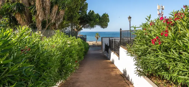 Sale of middle floor apartment in Puerto Banús 2