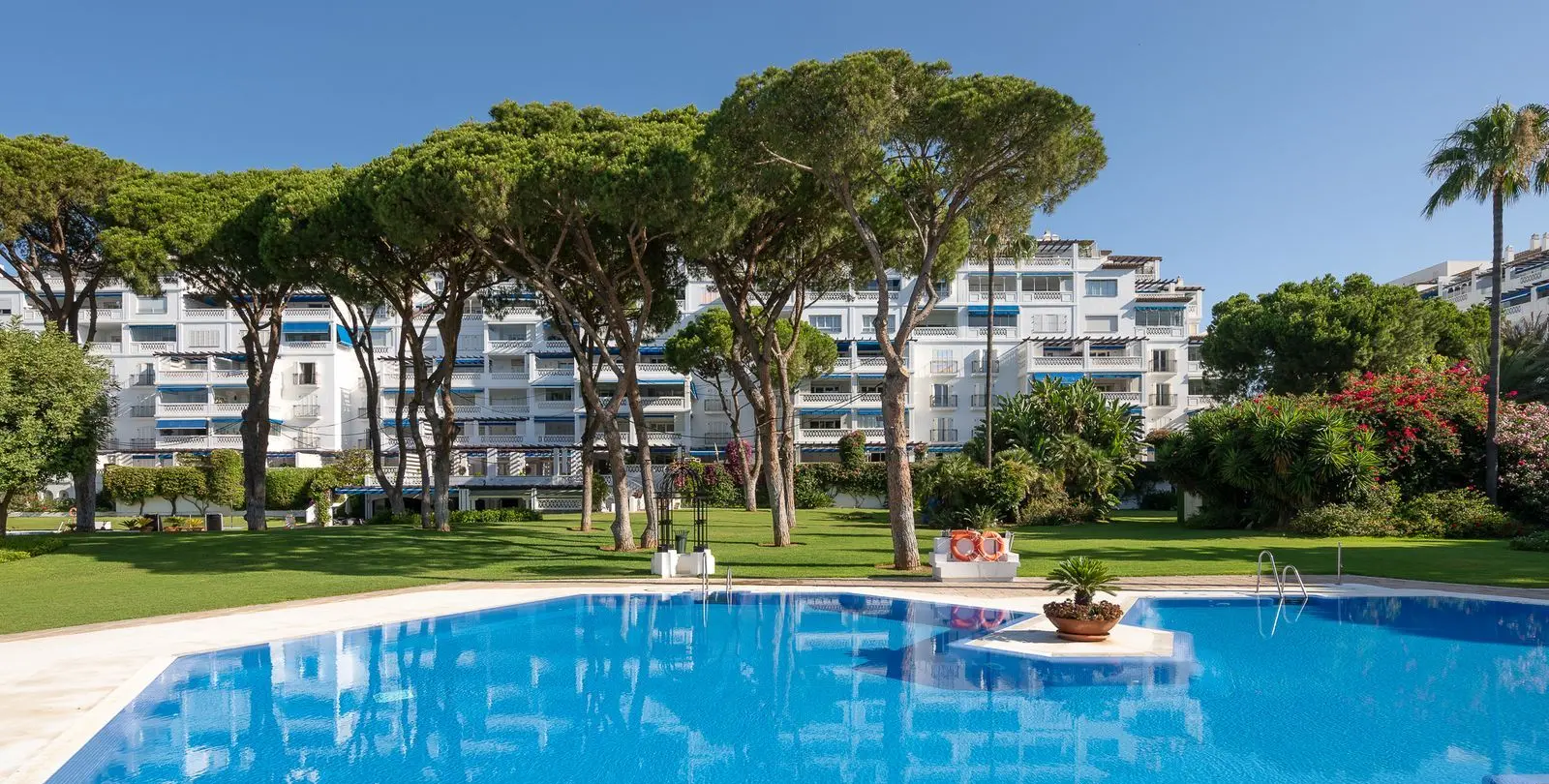 Sale of middle floor apartment in Puerto Banús 1