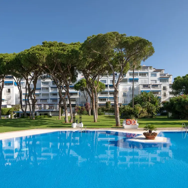 Продажа апартаментов на среднем этаже в Puerto Banús