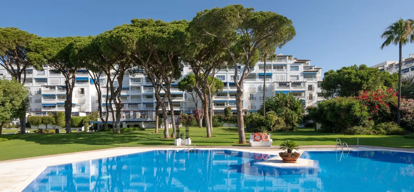 Продажа апартаментов на среднем этаже в Puerto Banús 0