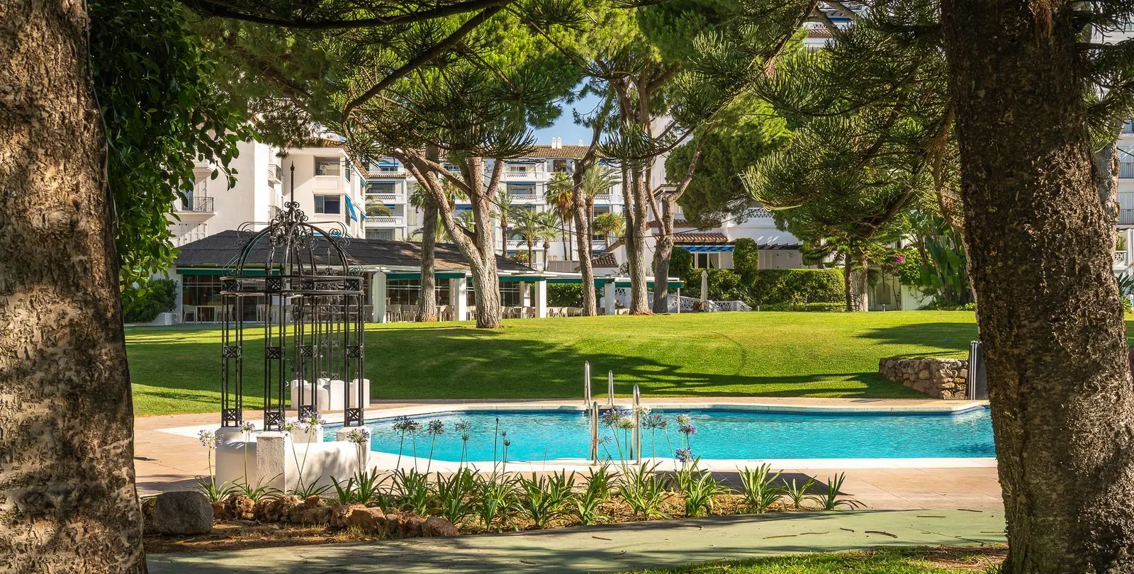 Sale of middle floor apartment in Puerto Banús 2