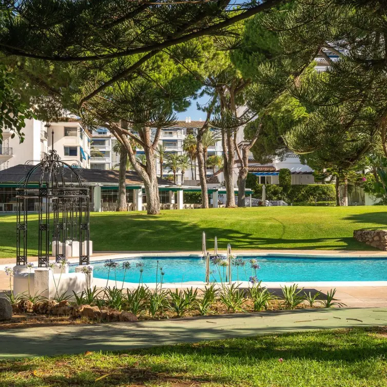 Продажа апартаментов на среднем этаже в Puerto Banús