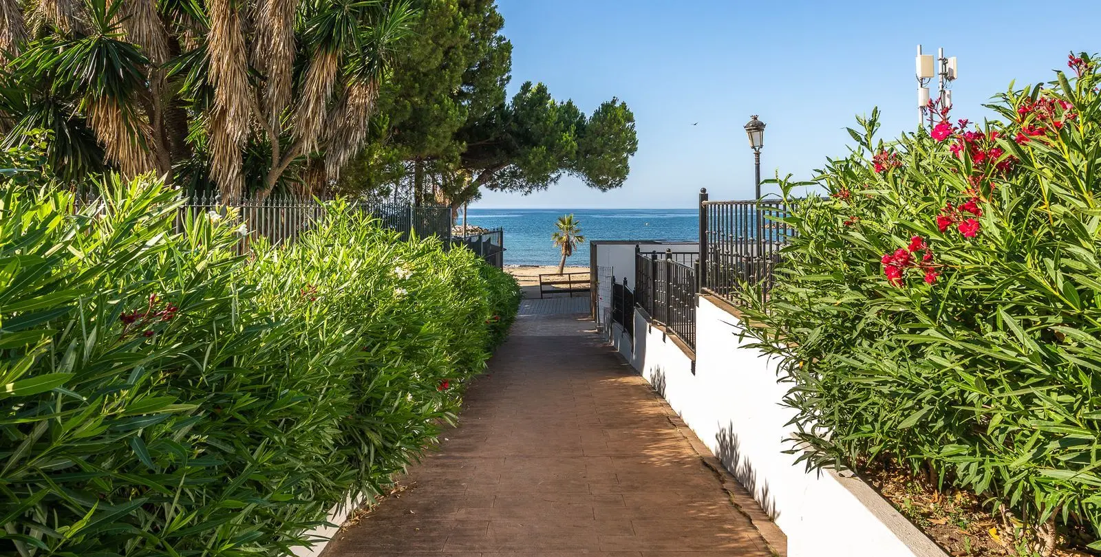 Sale of middle floor apartment in Puerto Banús 3