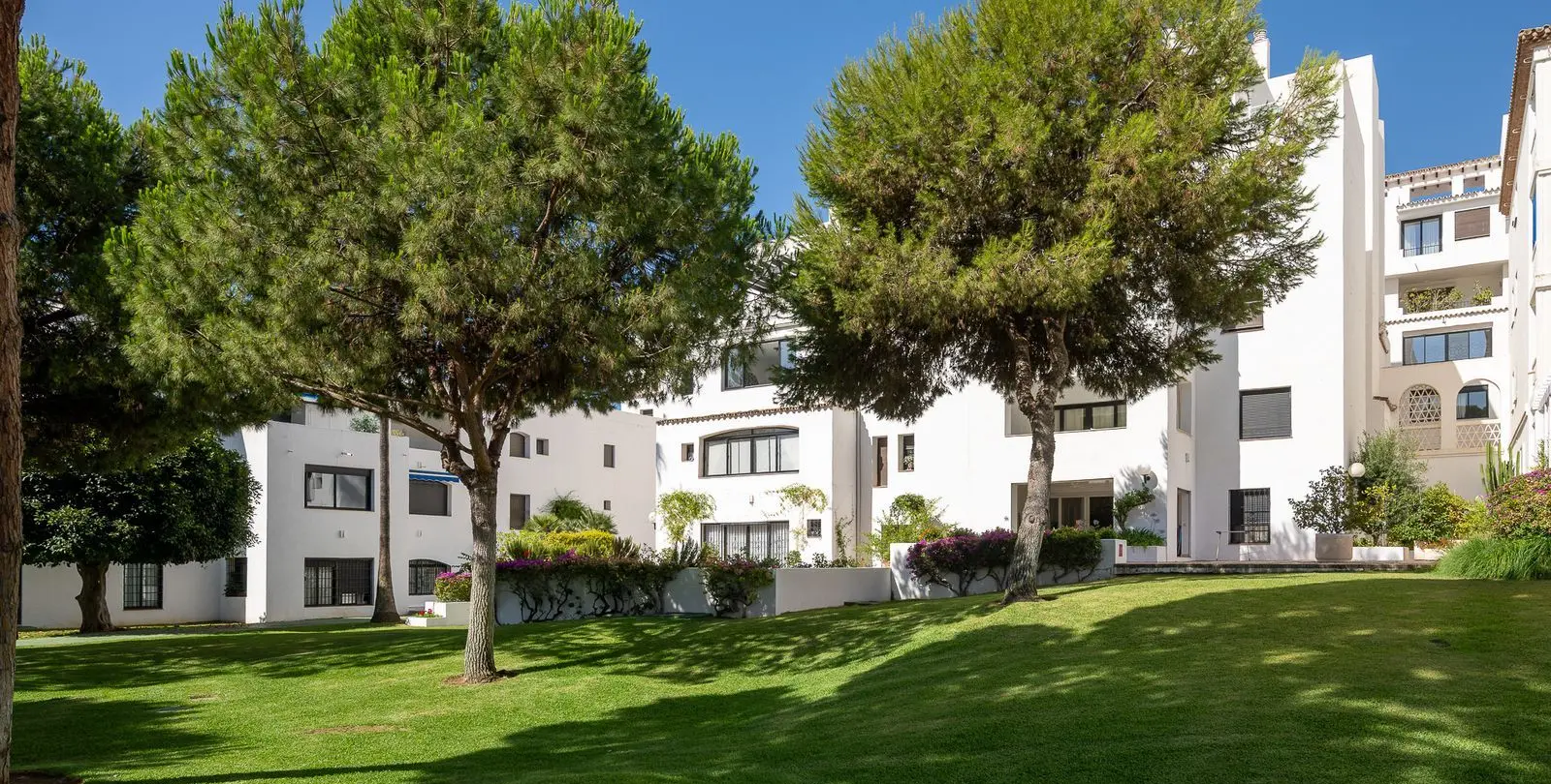 Sale of middle floor apartment in Puerto Banús 5