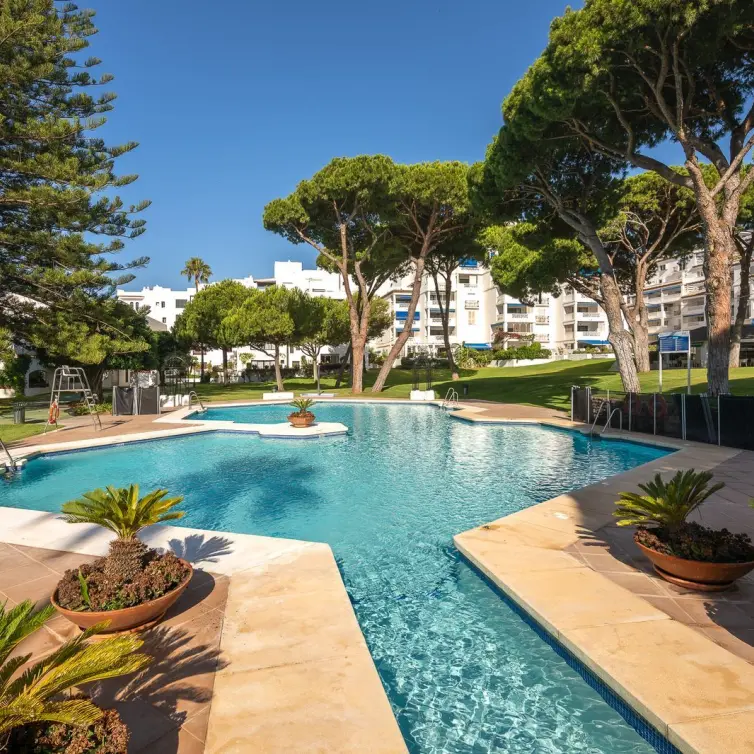 Продажа апартаментов на среднем этаже в Puerto Banús