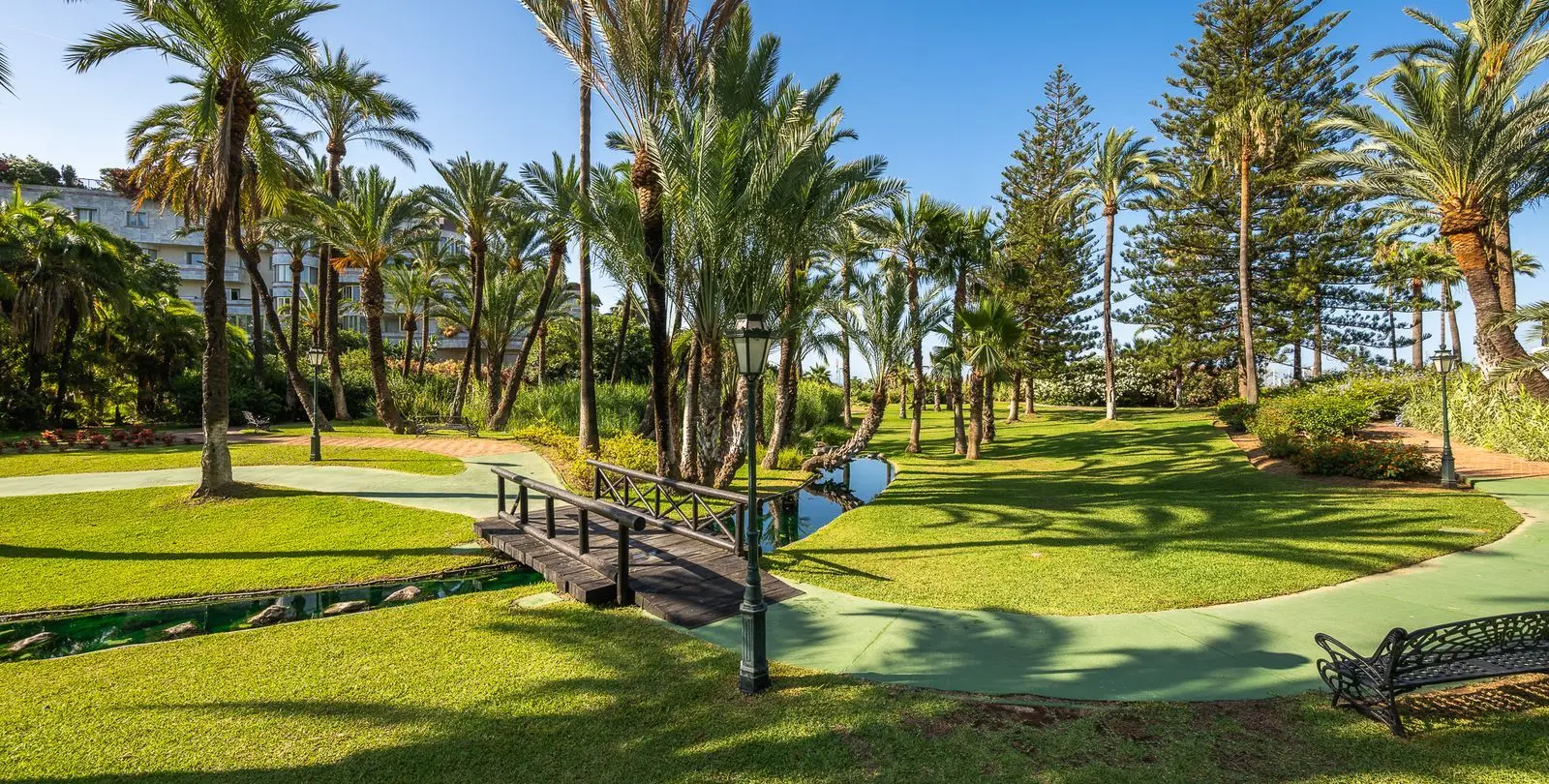 Sale of middle floor apartment in Puerto Banús 8