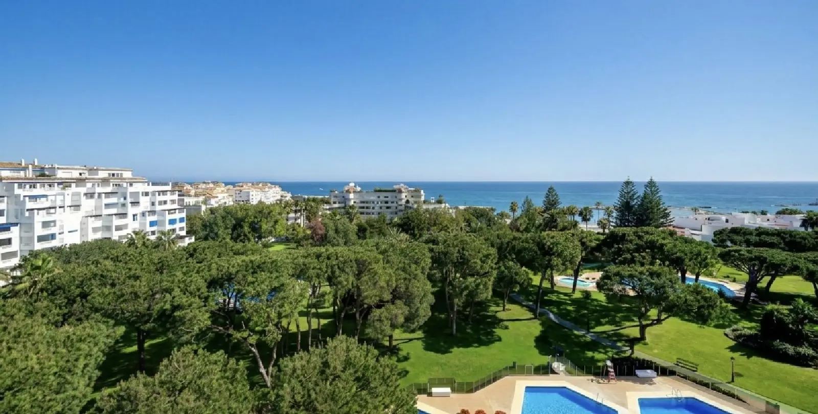 Sale of middle floor apartment in Puerto Banús 9
