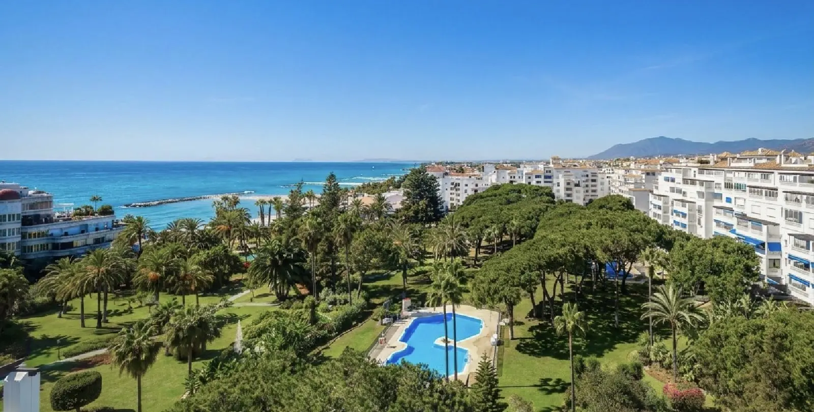 Sale of middle floor apartment in Puerto Banús 10