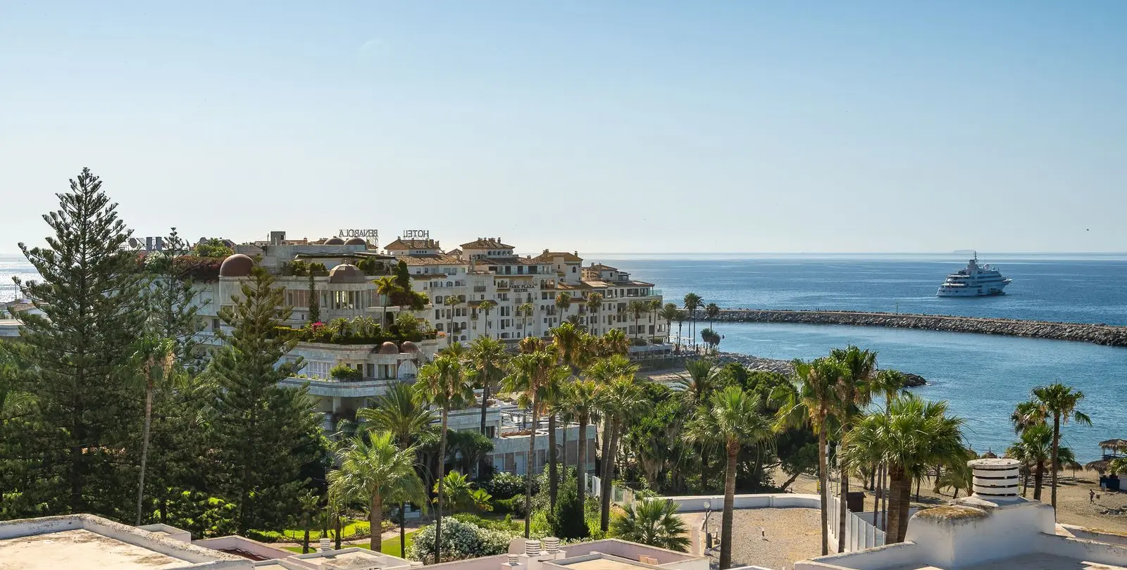 Sale of middle floor apartment in Puerto Banús 11
