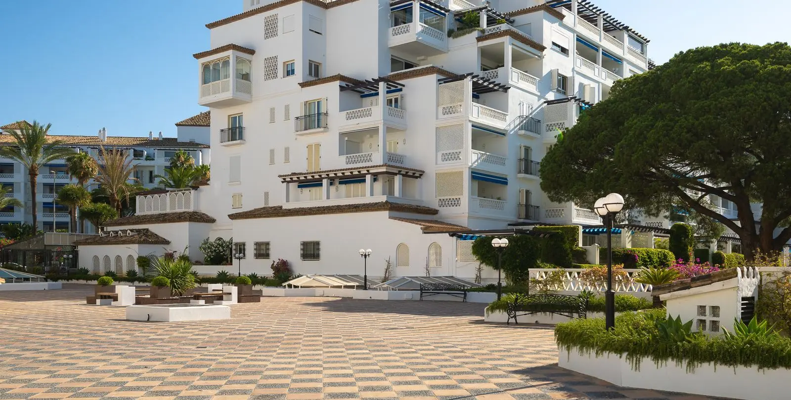 Sale of middle floor apartment in Puerto Banús 13