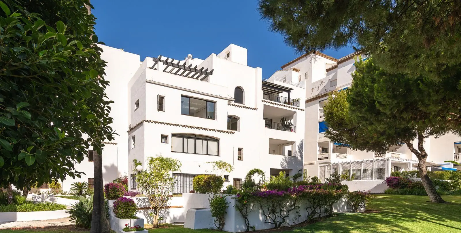 Sale of middle floor apartment in Puerto Banús 14