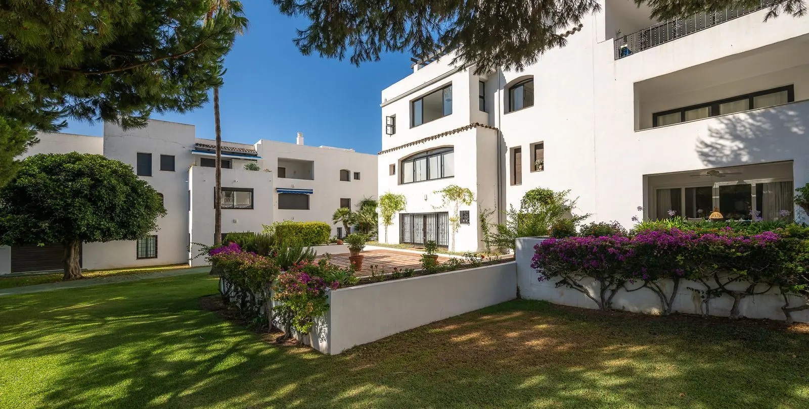 Sale of middle floor apartment in Puerto Banús 16