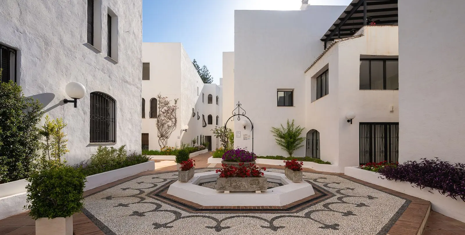 Sale of middle floor apartment in Puerto Banús 17