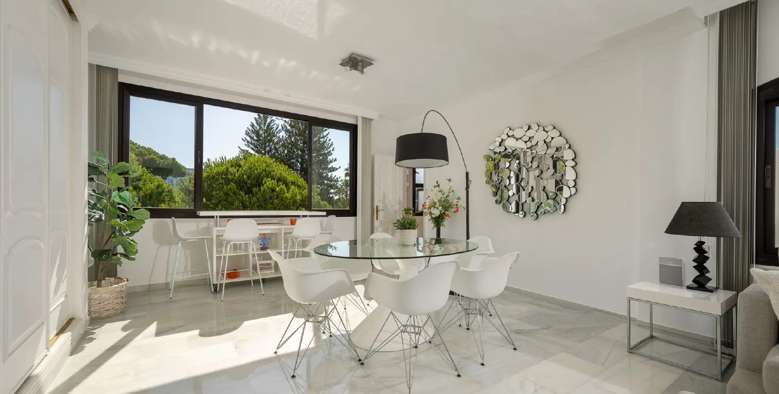 Sale of middle floor apartment in Puerto Banús 19