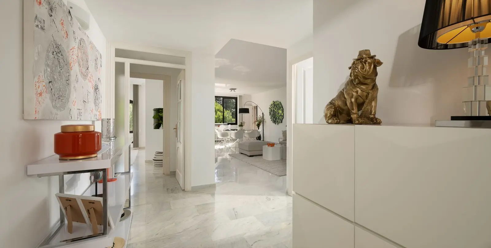 Sale of middle floor apartment in Puerto Banús 24