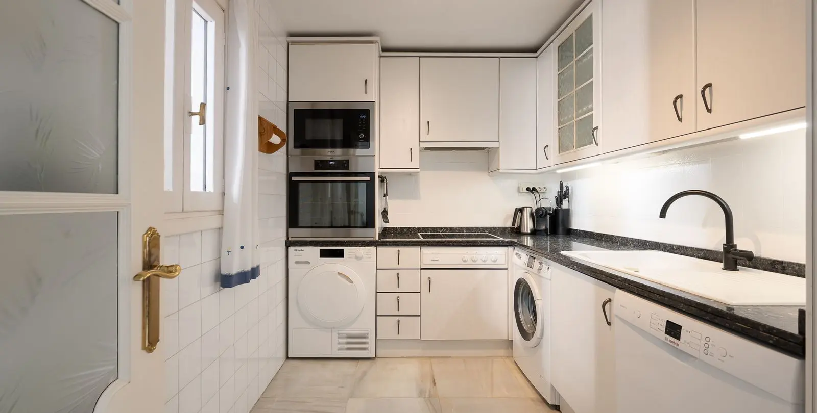 Sale of middle floor apartment in Puerto Banús 25