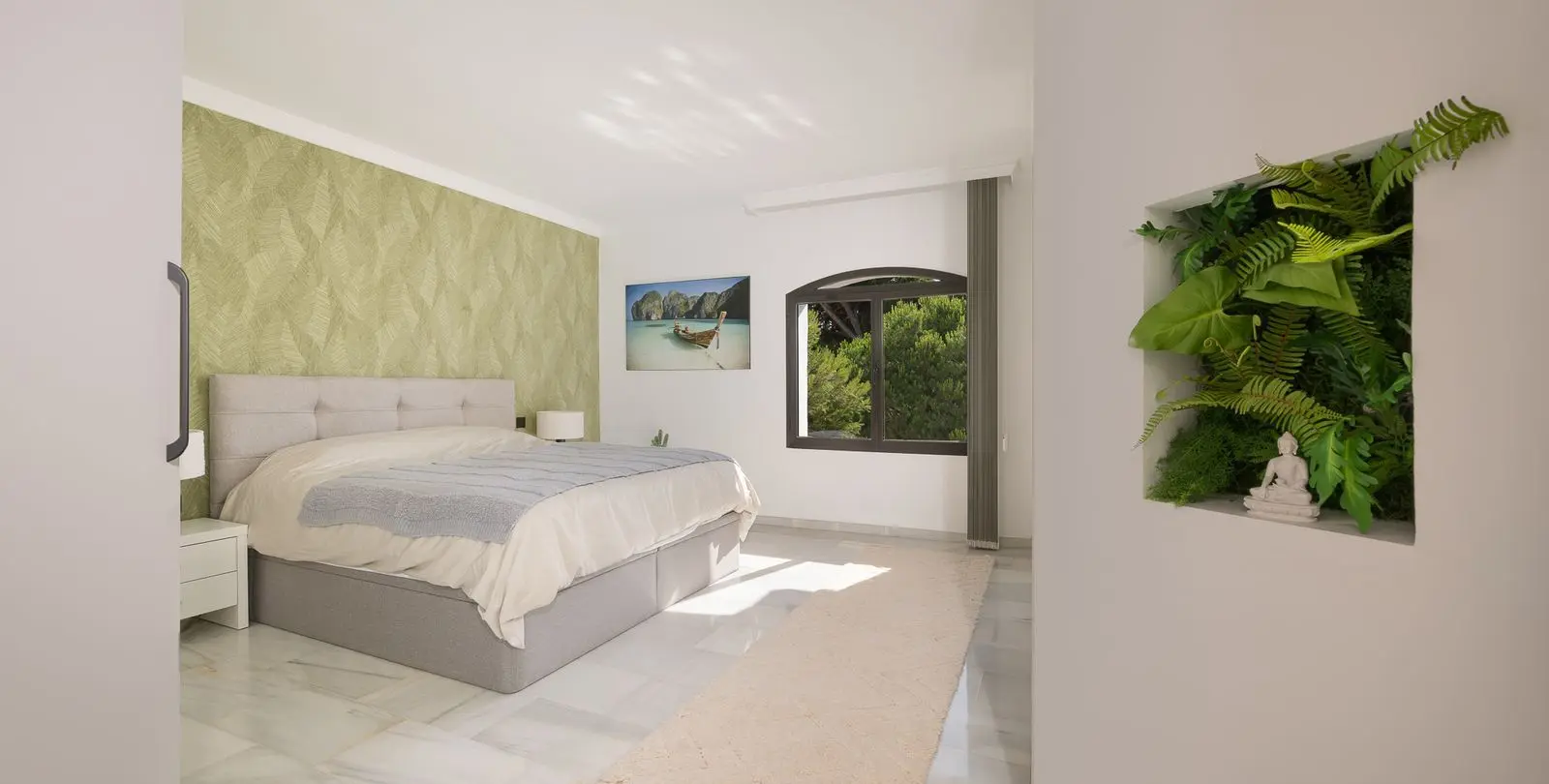 Sale of middle floor apartment in Puerto Banús 26