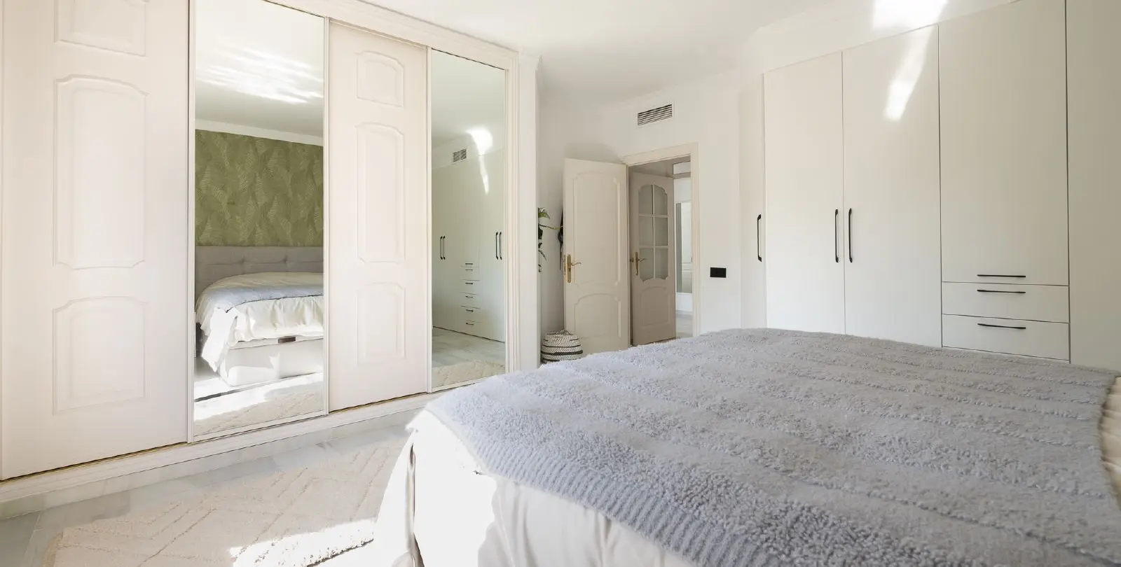 Sale of middle floor apartment in Puerto Banús 27