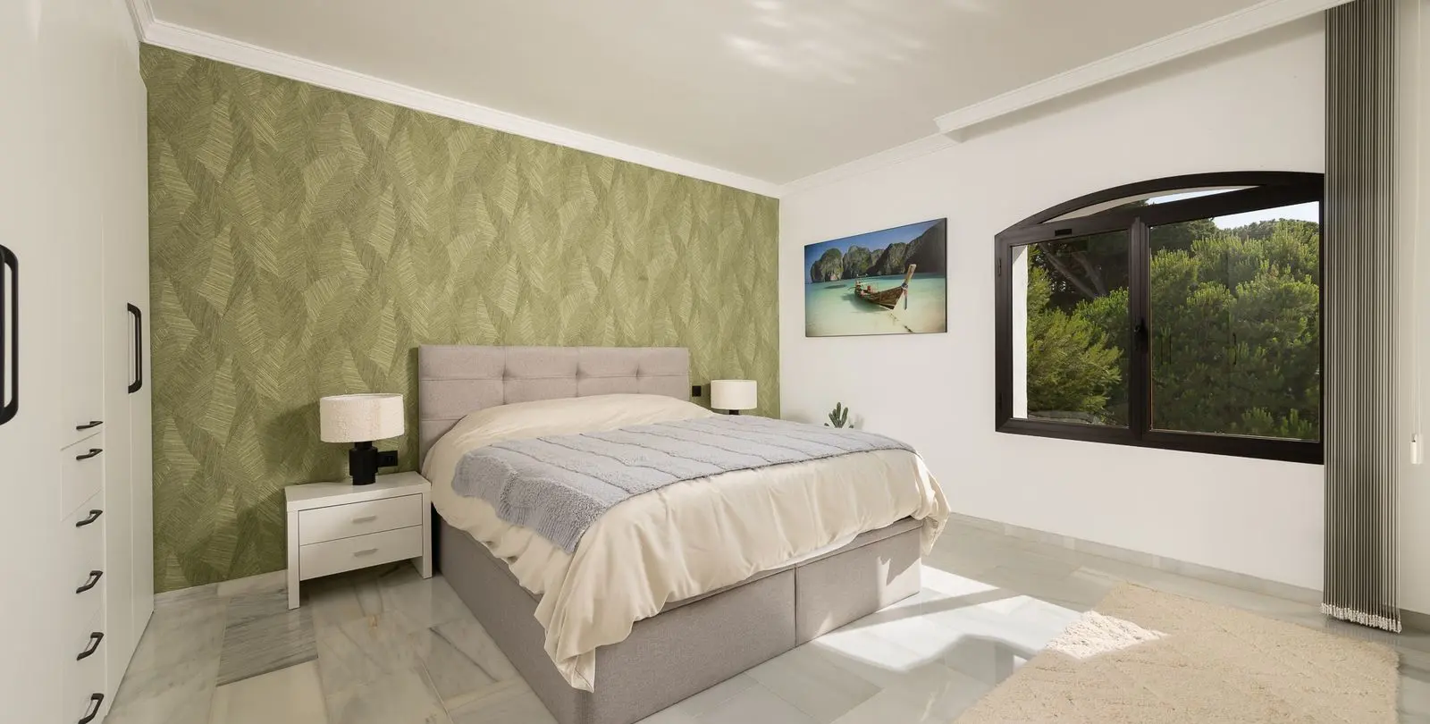 Sale of middle floor apartment in Puerto Banús 28