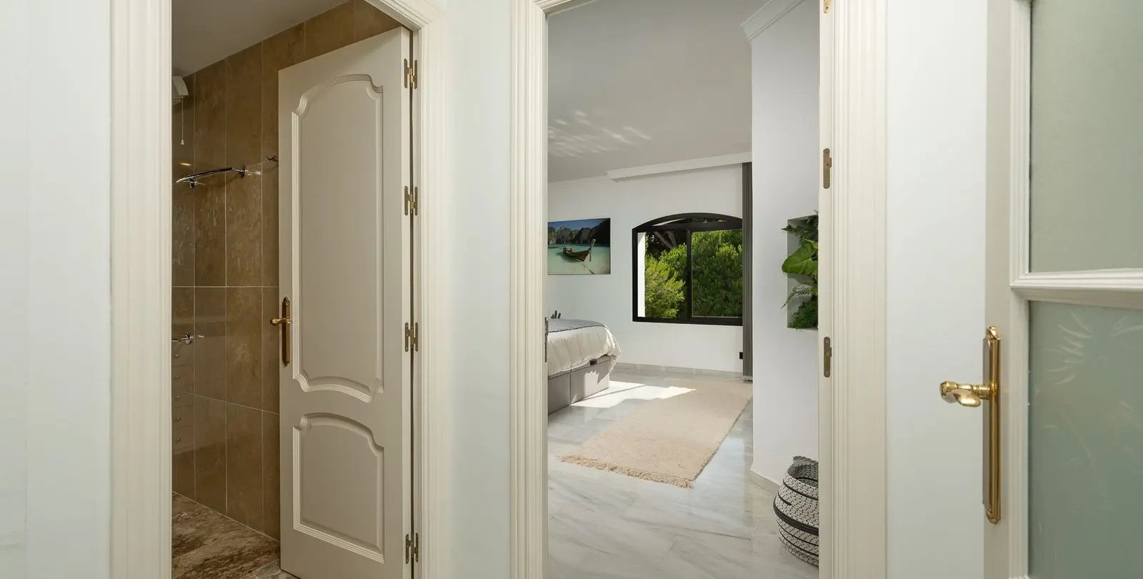 Sale of middle floor apartment in Puerto Banús 29