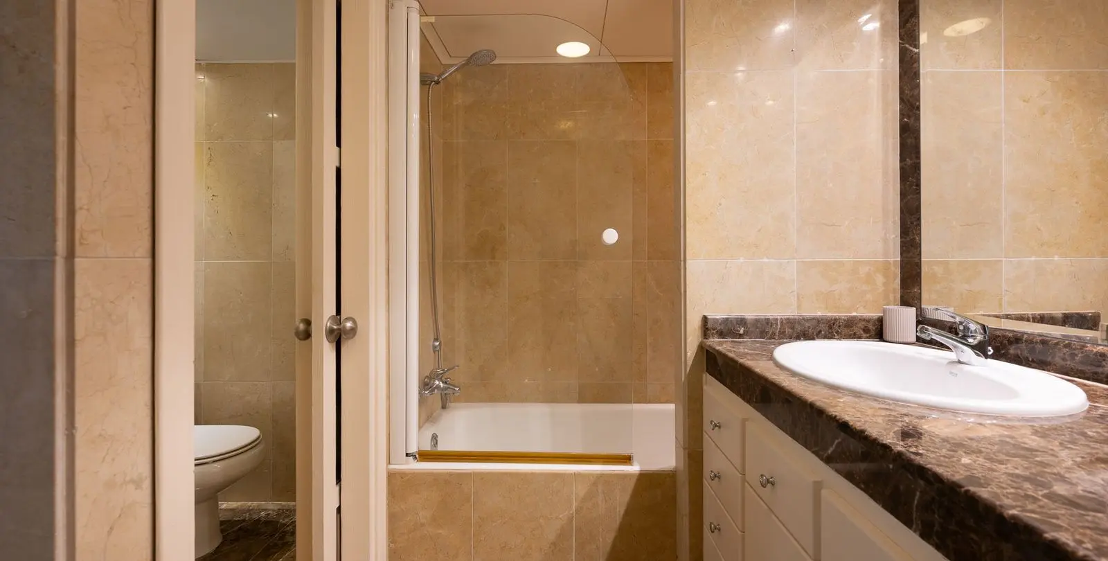Sale of middle floor apartment in Puerto Banús 30