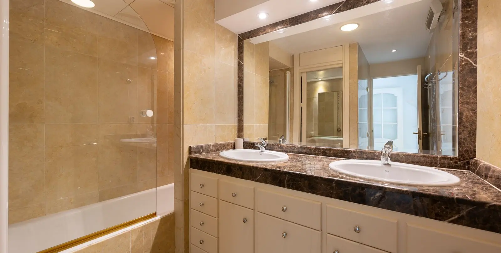Sale of middle floor apartment in Puerto Banús 31
