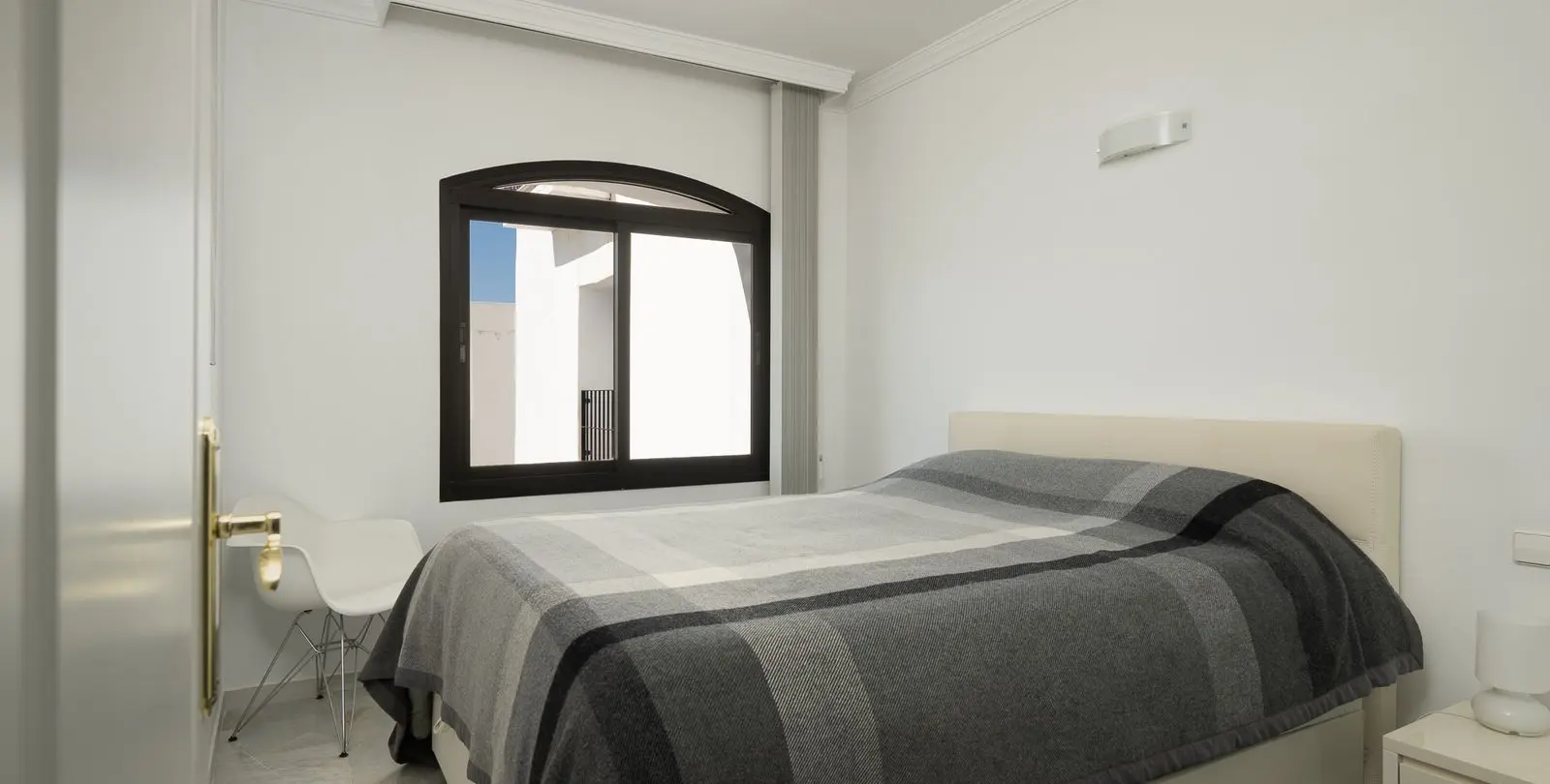 Sale of middle floor apartment in Puerto Banús 32