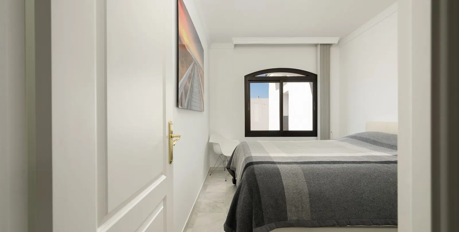 Sale of middle floor apartment in Puerto Banús 33
