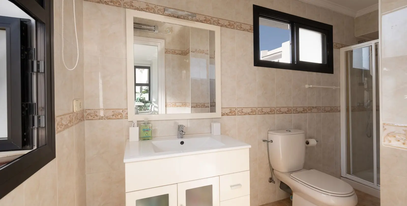 Sale of middle floor apartment in Puerto Banús 34