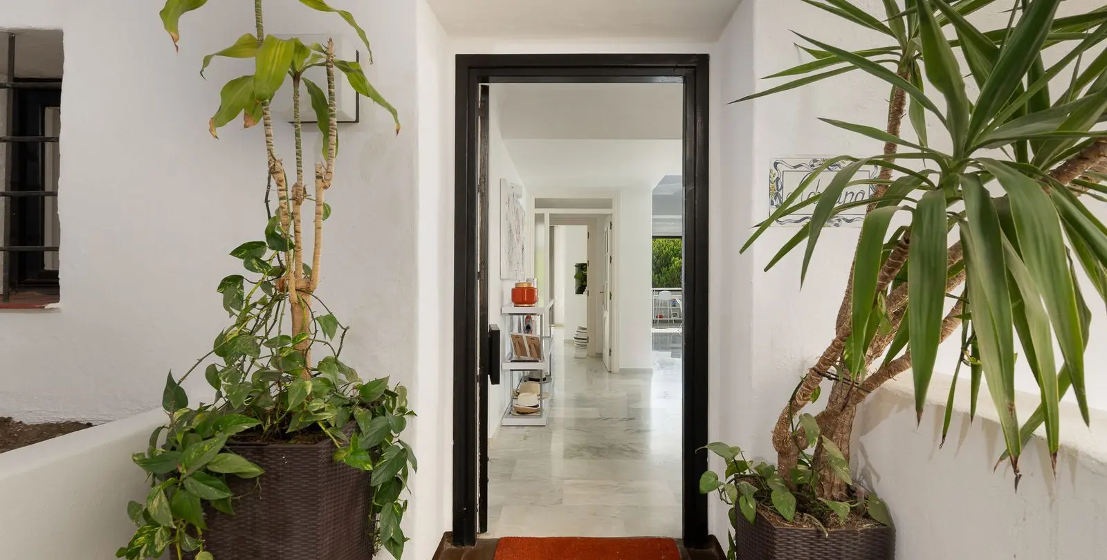 Sale of middle floor apartment in Puerto Banús 35