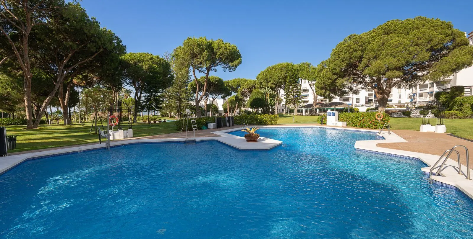 Sale of middle floor apartment in Puerto Banús 36