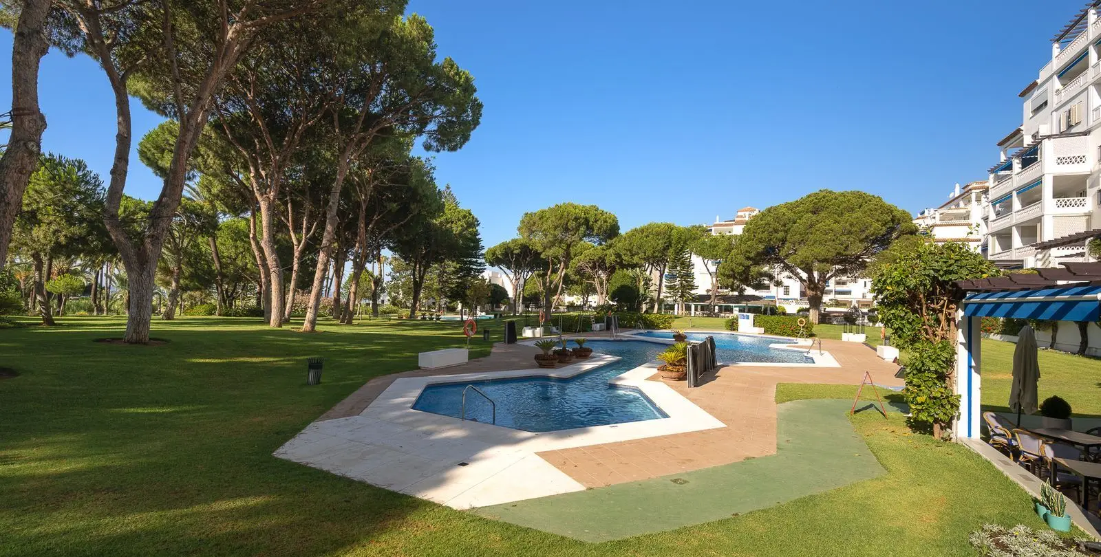 Sale of middle floor apartment in Puerto Banús 37
