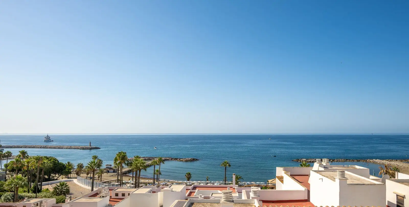 Sale of middle floor apartment in Puerto Banús 39