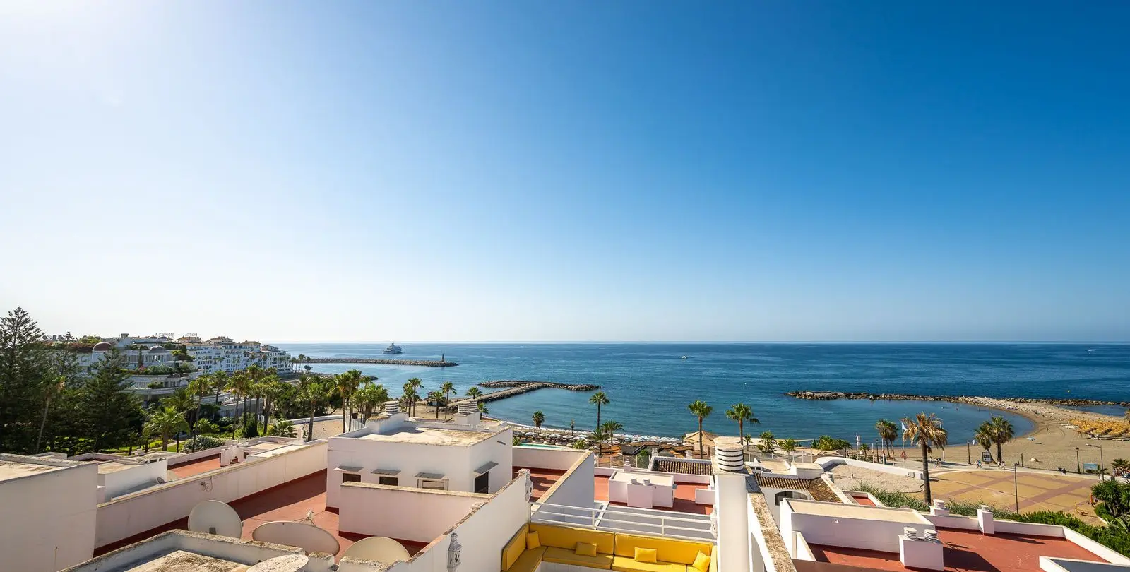 Sale of middle floor apartment in Puerto Banús 40