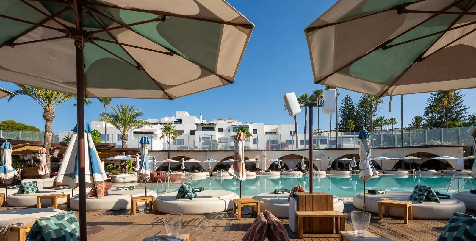 Sale of middle floor apartment in Puerto Banús 41