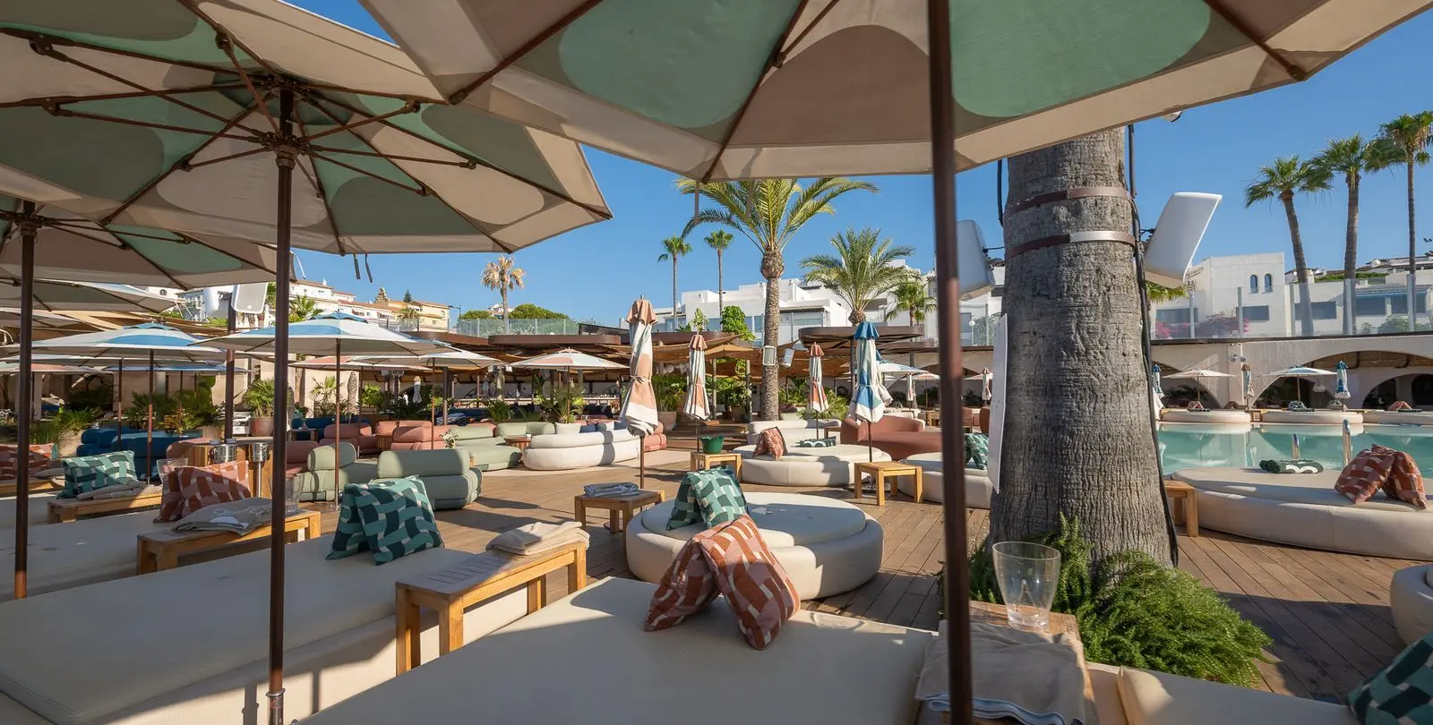 Sale of middle floor apartment in Puerto Banús 42