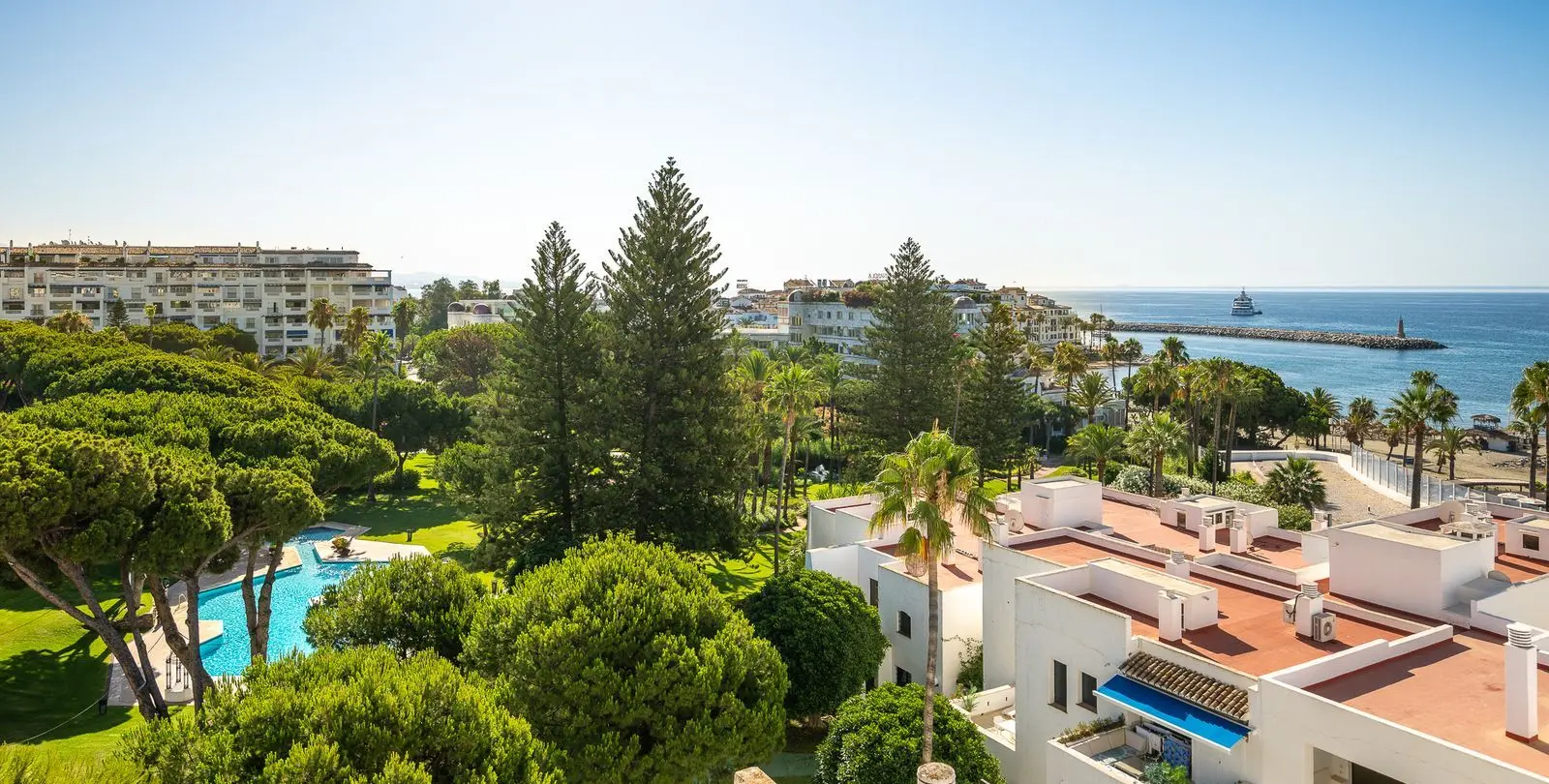 Sale of middle floor apartment in Puerto Banús 43