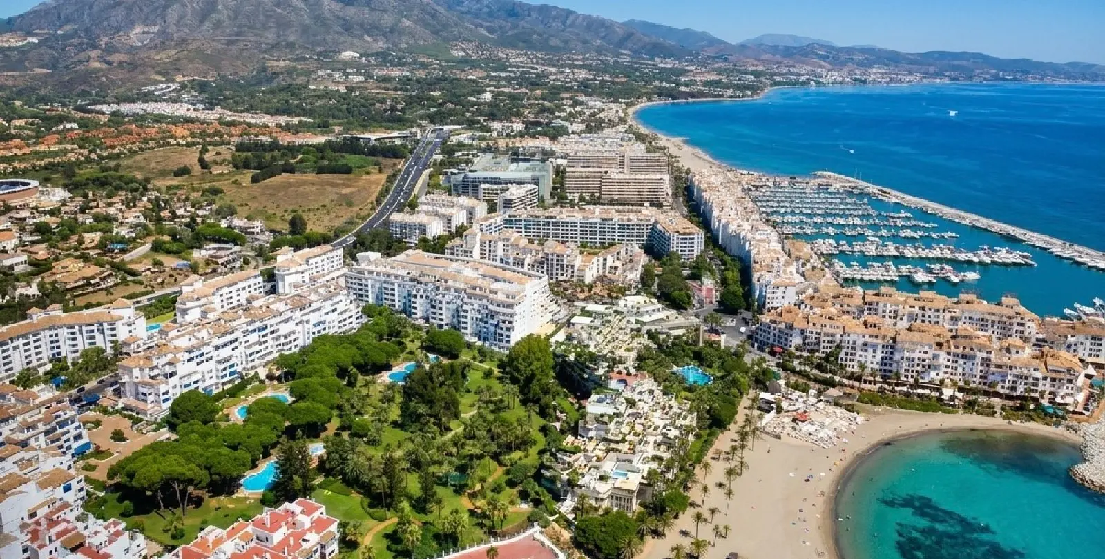 Sale of middle floor apartment in Puerto Banús 44