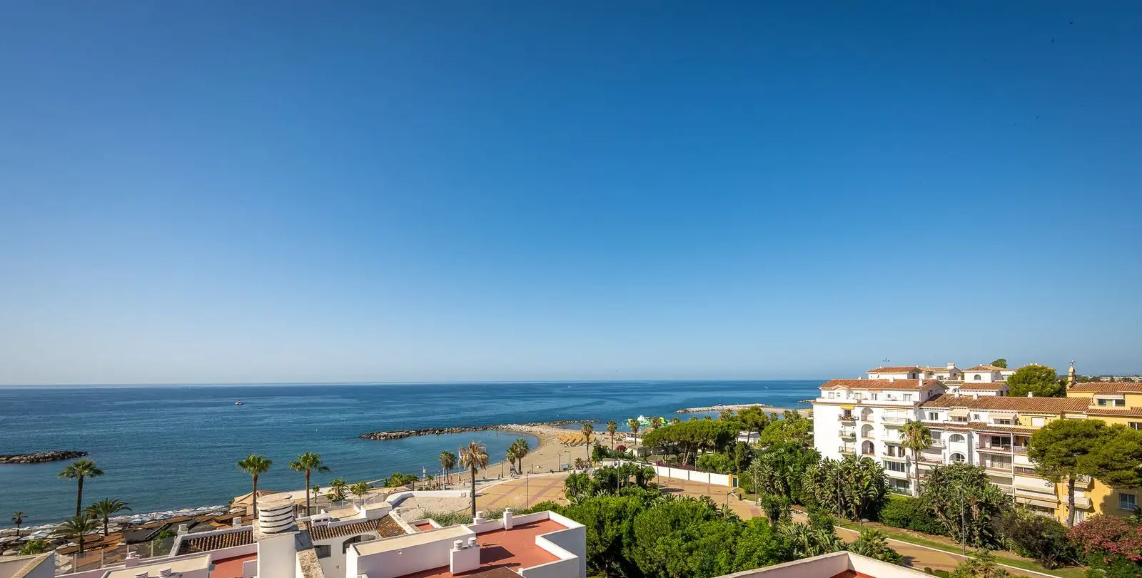 Sale of middle floor apartment in Puerto Banús 45