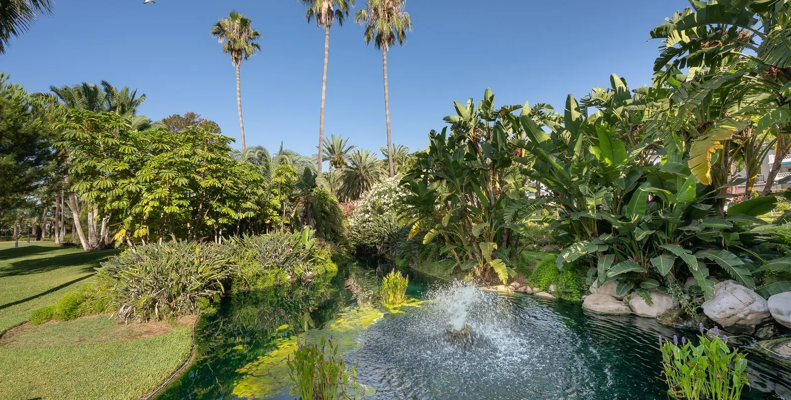 Sale of middle floor apartment in Puerto Banús 47