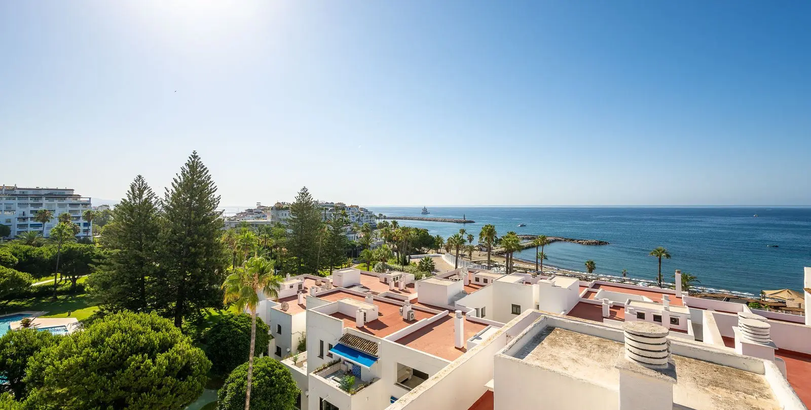 Sale of middle floor apartment in Puerto Banús 48