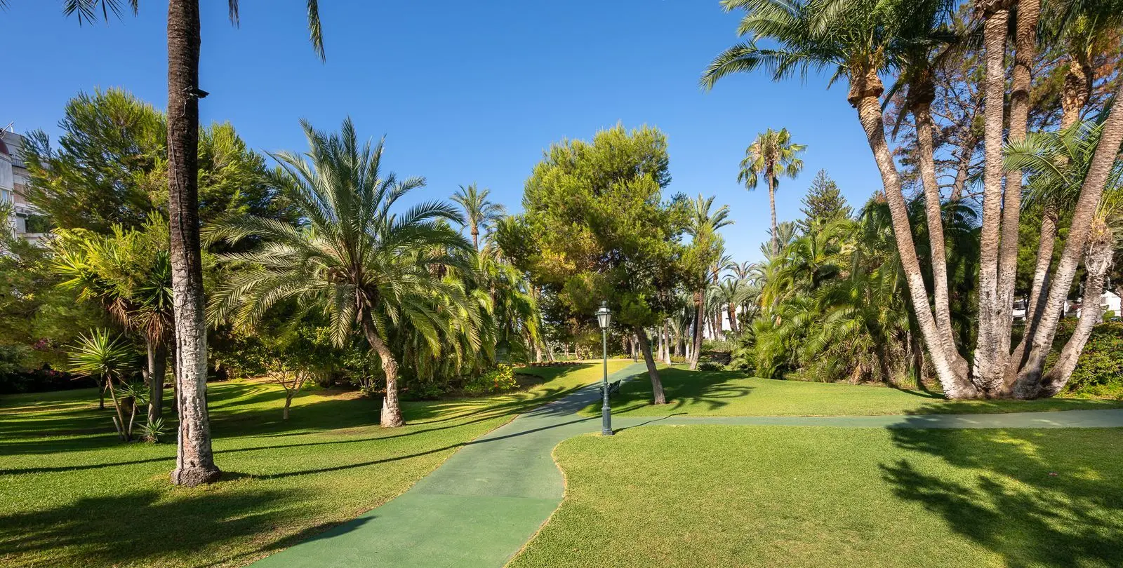Sale of middle floor apartment in Puerto Banús 49
