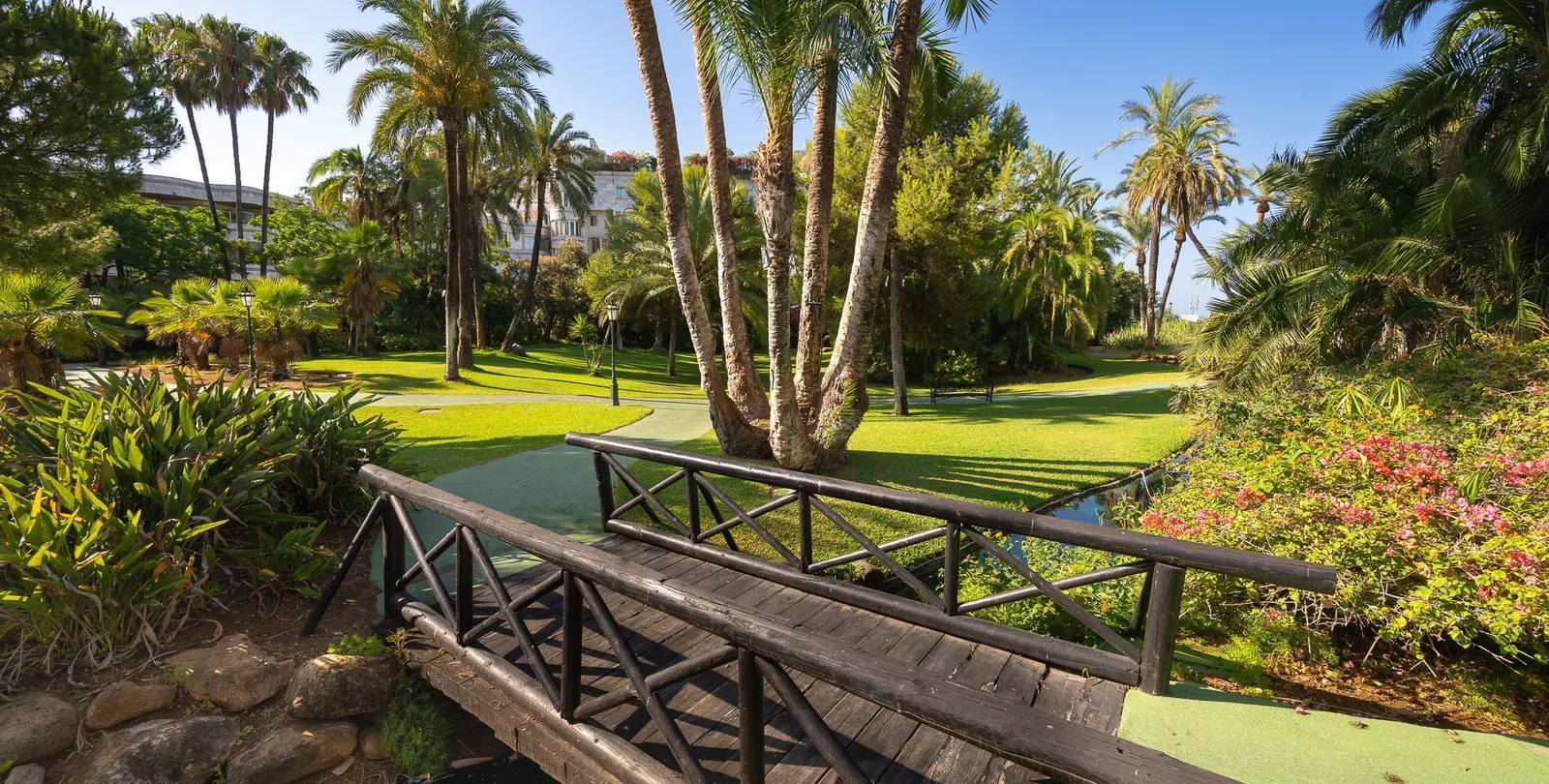 Sale of middle floor apartment in Puerto Banús 50