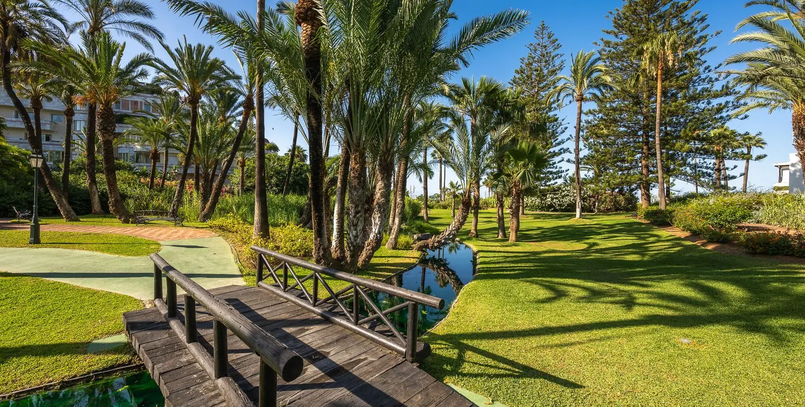 Sale of middle floor apartment in Puerto Banús 51